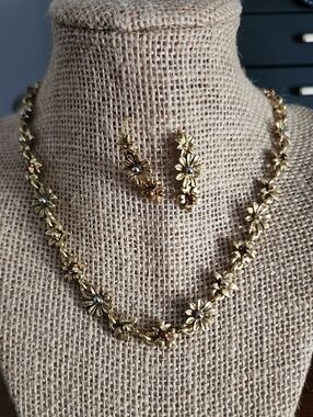 Limited Express Gold Floral Necklace and Earring Set - Elegant Daisy Design